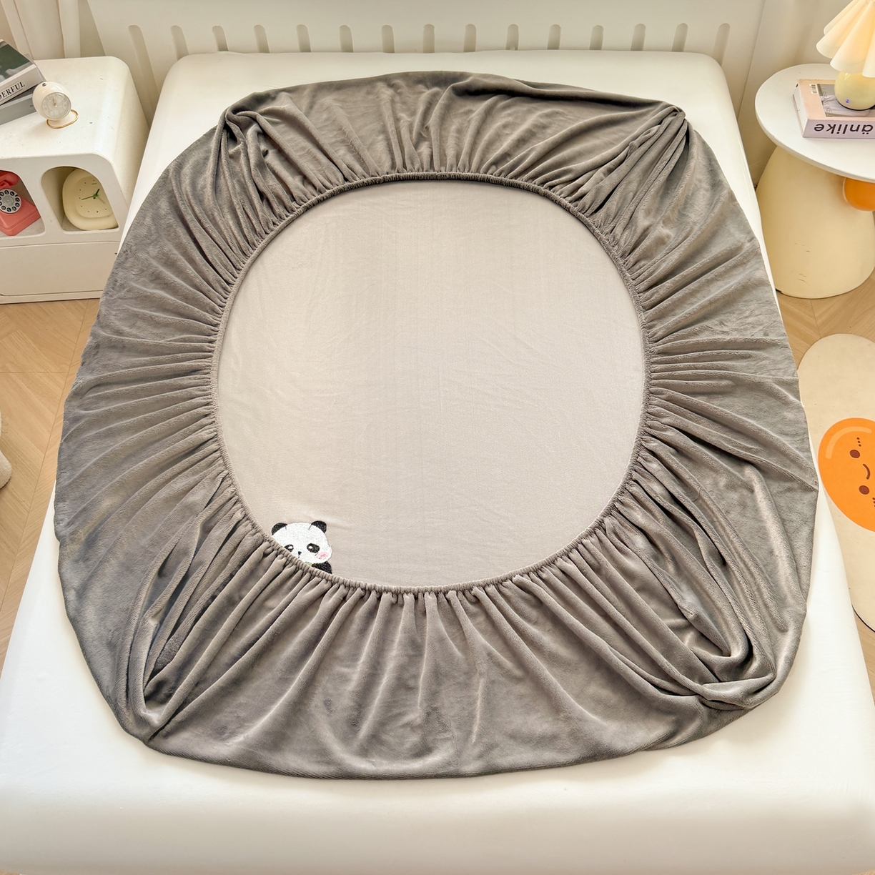 91家纺网 家纺一手货源 找家纺 湘之帛 2025新款牛奶绒印花床笠 小熊猫-深灰