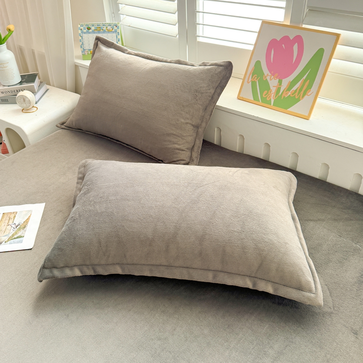 91家纺网 家纺一手货源 找家纺 湘之帛 2025新款牛奶绒印花床笠 小熊猫-深灰