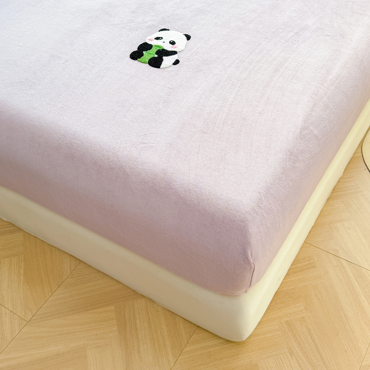 91家纺网 家纺一手货源 找家纺 湘之帛 2025新款高克重纯色毛巾绣牛奶绒床笠三件套 小熊猫-紫色