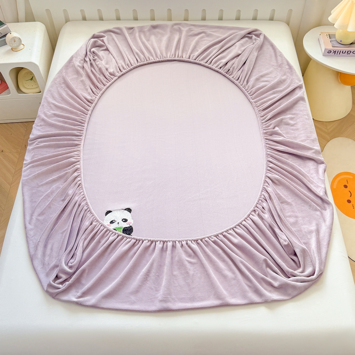 91家纺网 家纺一手货源 找家纺 湘之帛 2025新款高克重纯色毛巾绣牛奶绒床笠三件套 小熊猫-紫色