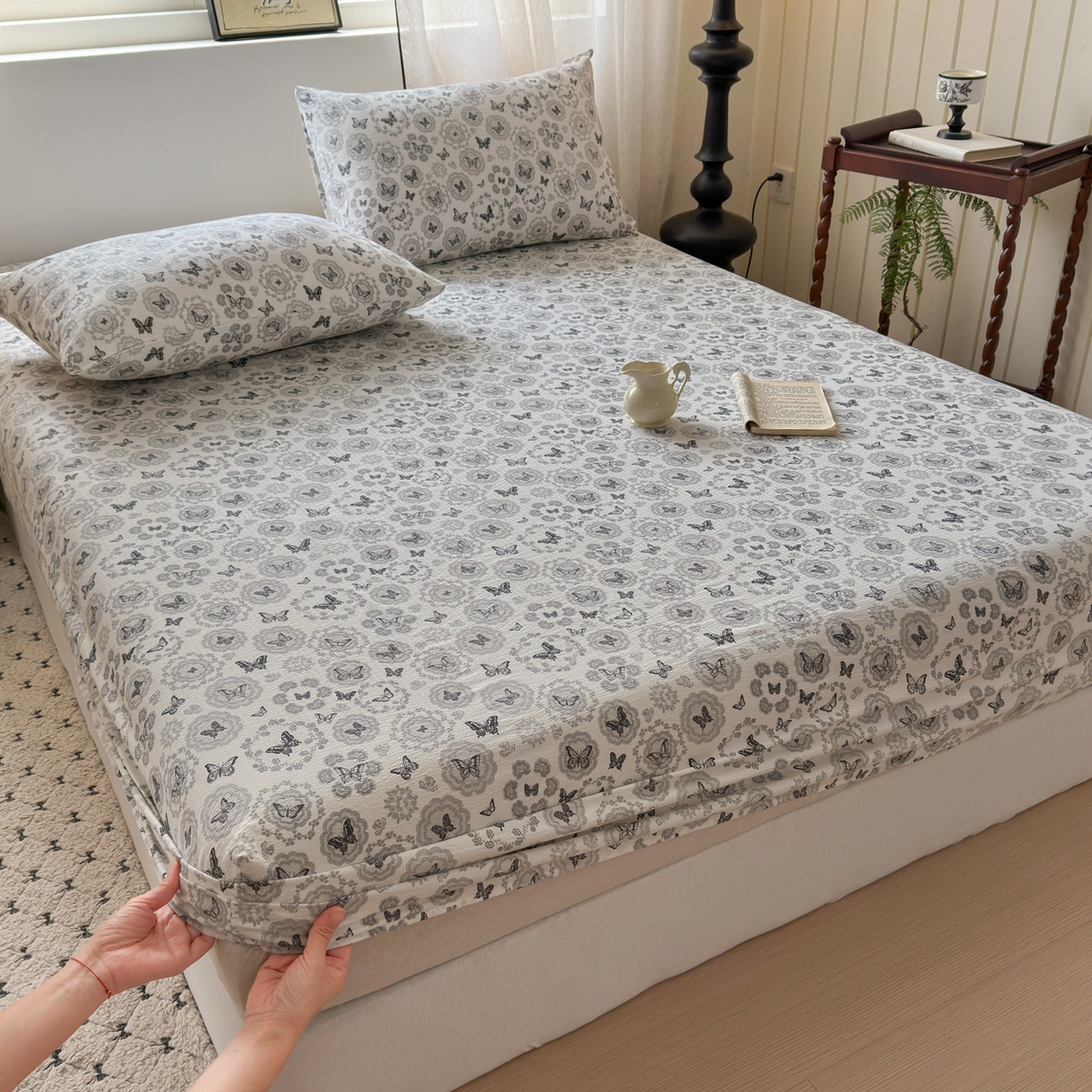 91家纺网 家纺一手货源 找家纺 一霖家纺 2025新款仿麻皱皱纱单床笠 蝴蝶印记