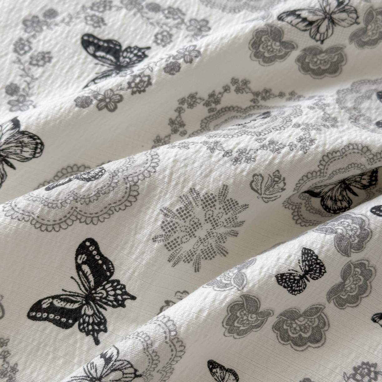 91家纺网 家纺一手货源 找家纺 一霖家纺 2025新款仿麻皱皱纱单床笠 蝴蝶印记