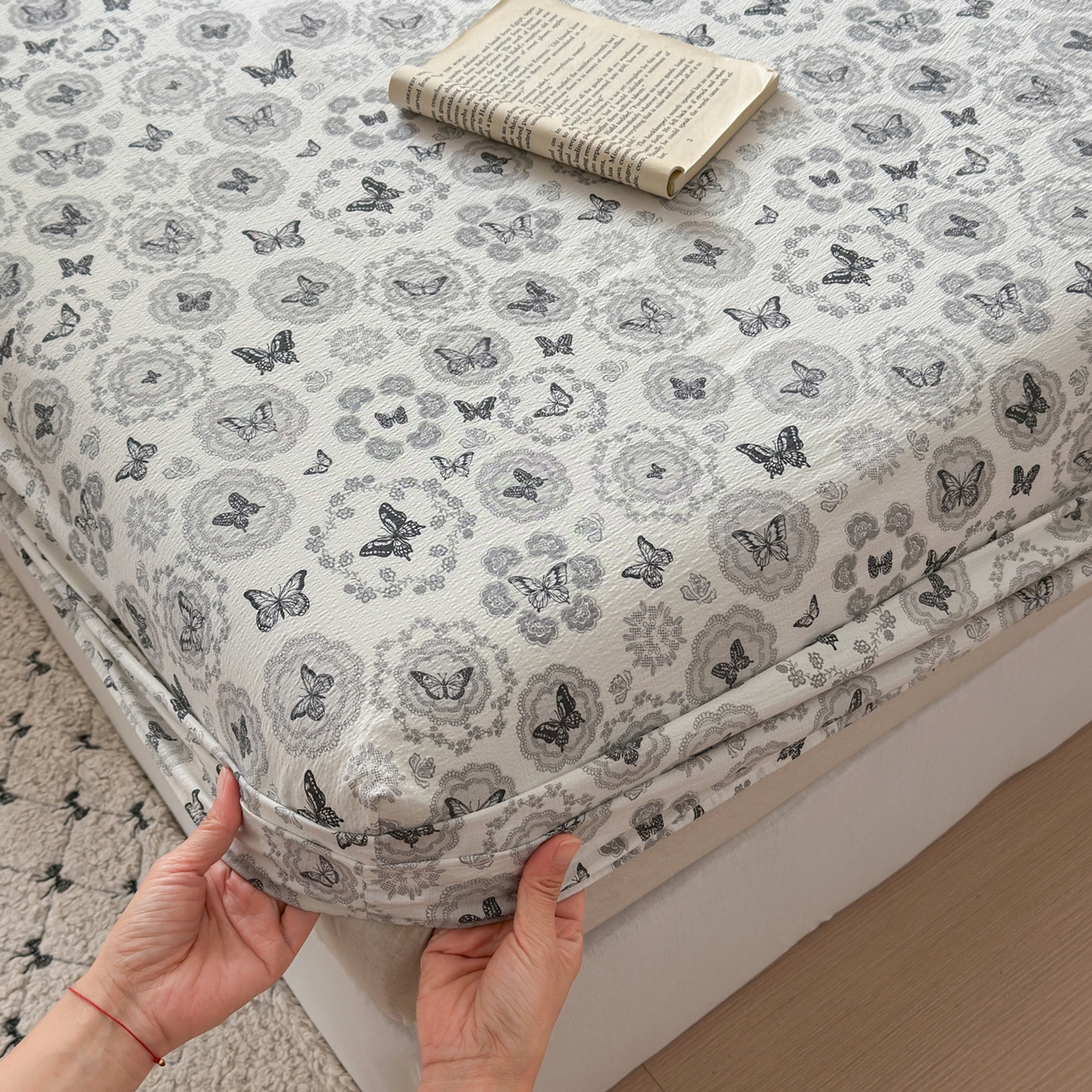 91家纺网 家纺一手货源 找家纺 一霖家纺 2025新款仿麻皱皱纱单床笠 蝴蝶印记