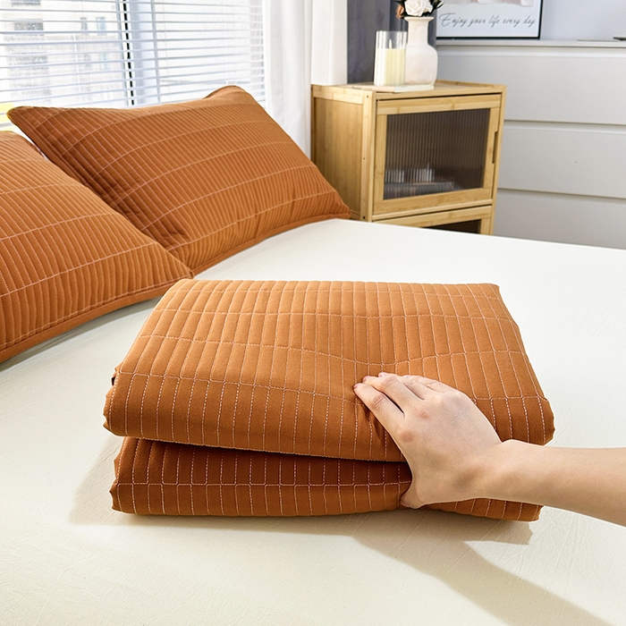 91家纺网 家纺一手货源 找家纺 拾小柒 2025新款全棉色织水洗棉夹棉防滑床盖防水纯色床护垫 防水款焦糖色