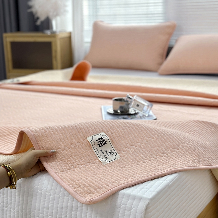 91家纺网 家纺一手货源 找家纺 拾小柒 2025新款全棉色织水洗棉夹棉防滑床盖防水纯色床护垫 防滑款粉玉色
