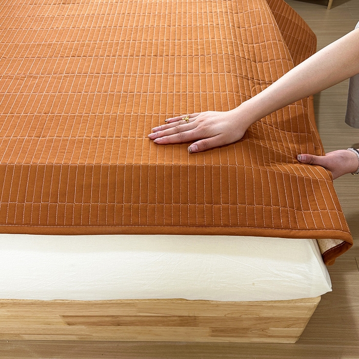 91家纺网 家纺一手货源 找家纺 拾小柒 2025新款全棉色织水洗棉夹棉防滑床盖防水纯色床护垫 防水款焦糖色