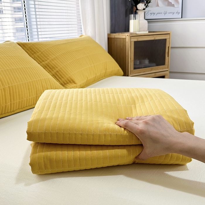 91家纺网 家纺一手货源 找家纺 拾小柒 2025新款全棉色织水洗棉夹棉防滑床盖防水纯色床护垫 防水款姜黄色