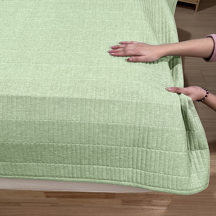 91家纺网 家纺一手货源 找家纺 拾小柒 2025新款全棉色织水洗棉夹棉防滑床盖防水纯色床护垫 防水款浅绿色