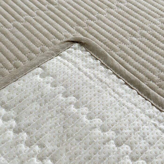 91家纺网 家纺一手货源 找家纺 拾小柒 2025新款全棉色织水洗棉夹棉防滑床盖防水纯色床护垫 防滑款卡其色