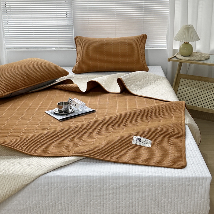 91家纺网 家纺一手货源 找家纺 拾小柒 2025新款全棉色织水洗棉夹棉防滑床盖防水纯色床护垫 防滑款焦糖色