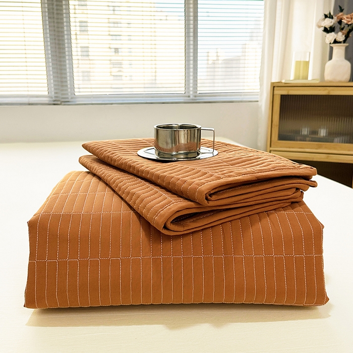91家纺网 家纺一手货源 找家纺 拾小柒 2025新款全棉色织水洗棉夹棉防滑床盖防水纯色床护垫 防水款焦糖色