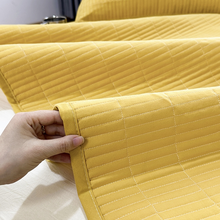 91家纺网 家纺一手货源 找家纺 拾小柒 2025新款全棉色织水洗棉夹棉防滑床盖防水纯色床护垫 防水款姜黄色