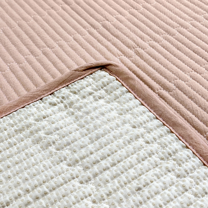 91家纺网 家纺一手货源 找家纺 拾小柒 2025新款全棉色织水洗棉夹棉防滑床盖防水纯色床护垫 防滑款粉玉色