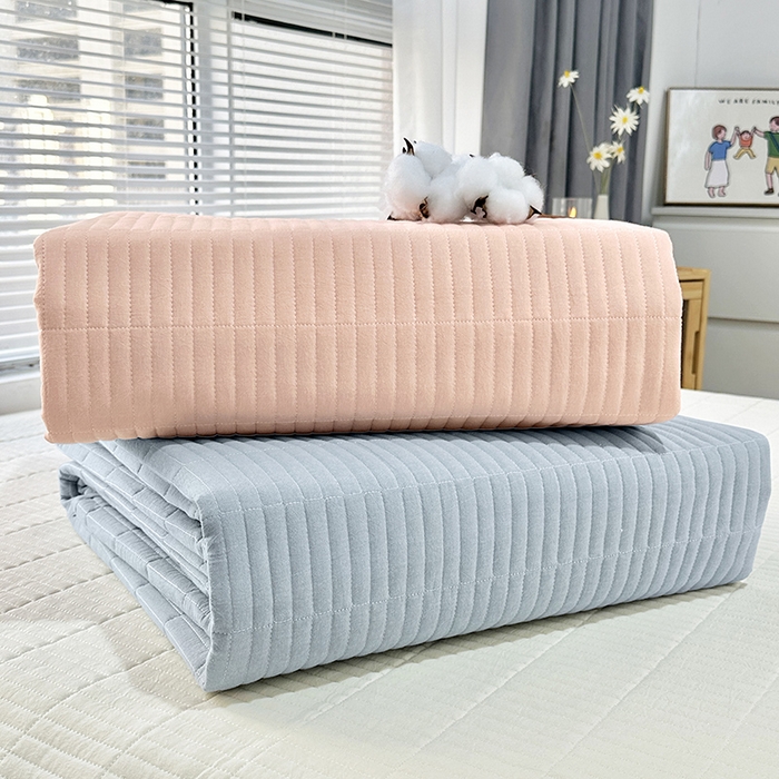 91家纺网 家纺一手货源 找家纺 拾小柒 2025新款全棉色织水洗棉夹棉防滑床盖防水纯色床护垫 防水款浅蓝色