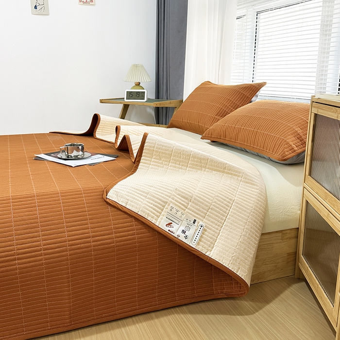 91家纺网 家纺一手货源 找家纺 拾小柒 2025新款全棉色织水洗棉夹棉防滑床盖防水纯色床护垫 防水款焦糖色