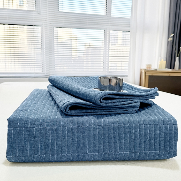 91家纺网 家纺一手货源 找家纺 拾小柒 2025新款全棉色织水洗棉夹棉防滑床盖防水纯色床护垫 防水款牛仔蓝