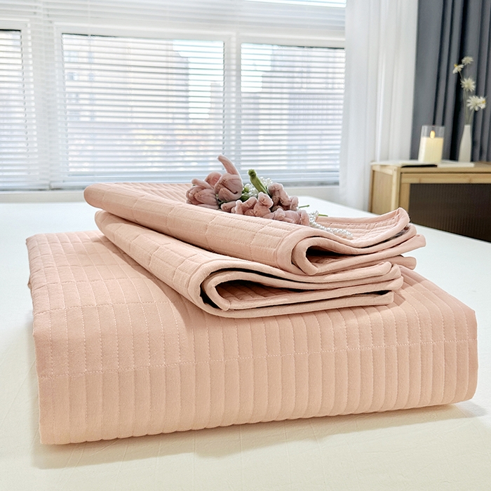 91家纺网 家纺一手货源 找家纺 拾小柒 2025新款全棉色织水洗棉夹棉防滑床盖防水纯色床护垫 防水款粉玉色