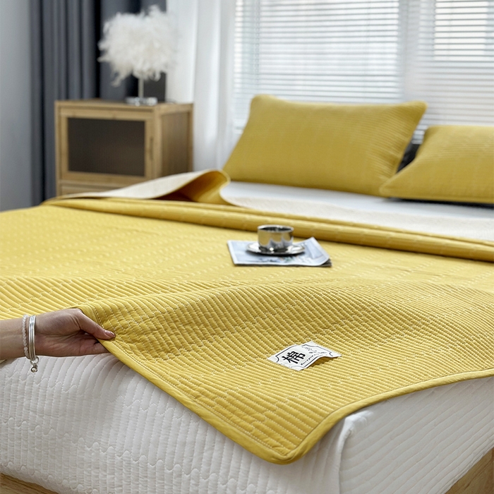 91家纺网 家纺一手货源 找家纺 拾小柒 2025新款全棉色织水洗棉夹棉防滑床盖防水纯色床护垫 防滑款姜黄色