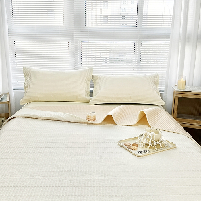 91家纺网 家纺一手货源 找家纺 拾小柒 2025新款纯色全棉色织水洗棉夹棉防滑床盖 鹅黄色