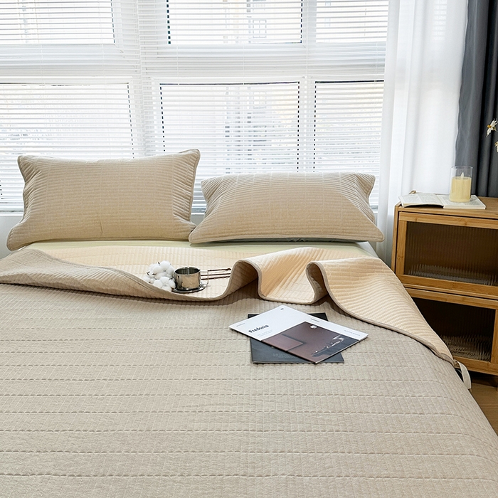 91家纺网 家纺一手货源 找家纺 拾小柒 2025新款纯色全棉色织水洗棉夹棉防滑床盖 卡其色