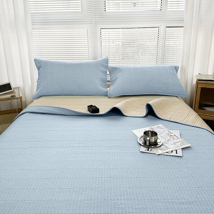 91家纺网 家纺一手货源 找家纺 拾小柒 2025新款纯色全棉色织水洗棉夹棉防滑床盖 浅蓝色