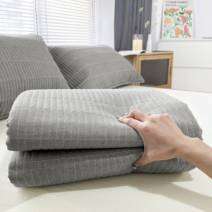 91家纺网 家纺一手货源 找家纺 拾小柒 2025新款纯色全棉色织水洗棉夹棉防滑床盖 青灰色