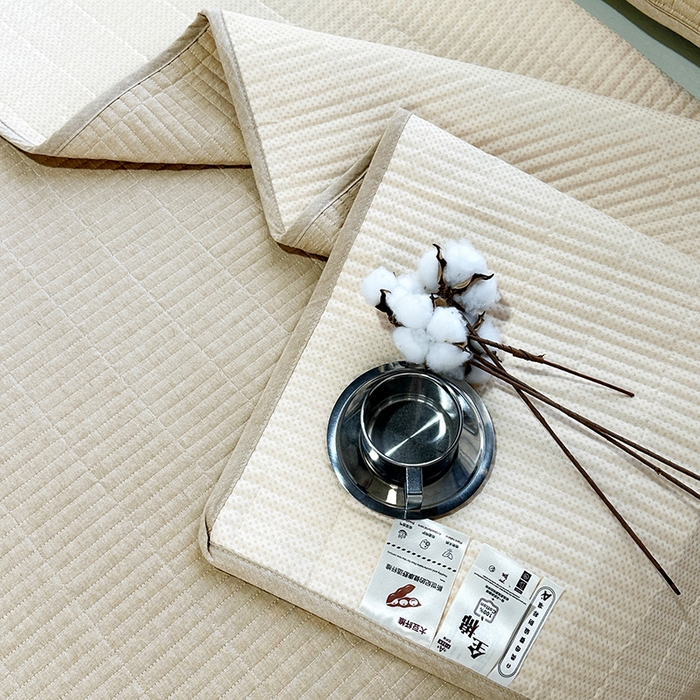 91家纺网 家纺一手货源 找家纺 拾小柒 2025新款纯色全棉色织水洗棉夹棉防滑床盖 卡其色