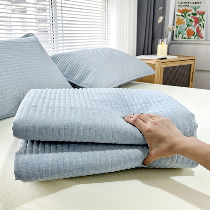 91家纺网 家纺一手货源 找家纺 拾小柒 2025新款纯色全棉色织水洗棉夹棉防滑床盖 浅蓝色