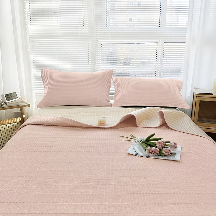 91家纺网 家纺一手货源 找家纺 拾小柒 2025新款纯色全棉色织水洗棉夹棉防滑床盖 粉玉色