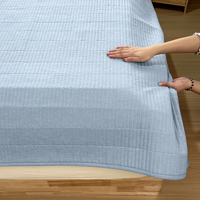 91家纺网 家纺一手货源 找家纺 拾小柒 2025新款纯色全棉色织水洗棉夹棉防滑床盖 浅蓝色