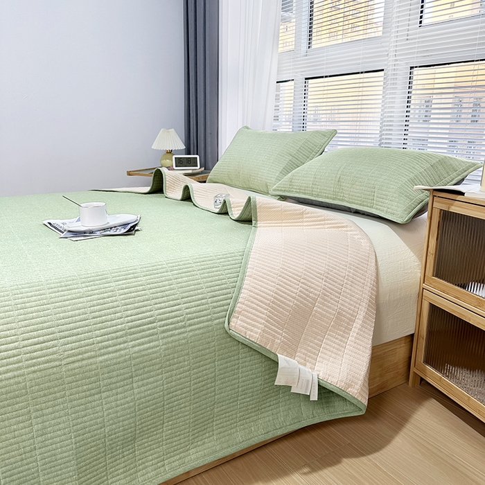 91家纺网 家纺一手货源 找家纺 拾小柒 2025新款纯色全棉色织水洗棉夹棉防滑床盖 浅绿色