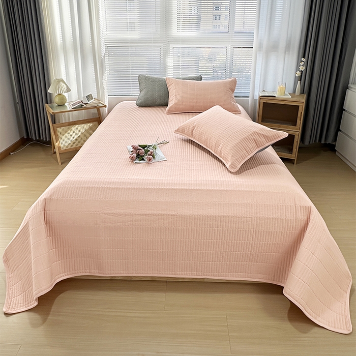 91家纺网 家纺一手货源 找家纺 拾小柒 2025新款纯色全棉色织水洗棉夹棉防滑床盖 粉玉色