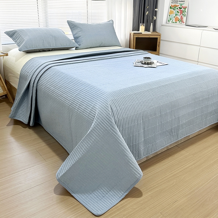 91家纺网 家纺一手货源 找家纺 拾小柒 2025新款纯色全棉色织水洗棉夹棉防滑床盖 浅蓝色