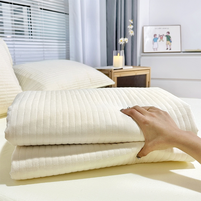 91家纺网 家纺一手货源 找家纺 拾小柒 2025新款纯色全棉色织水洗棉夹棉防滑床盖 鹅黄色