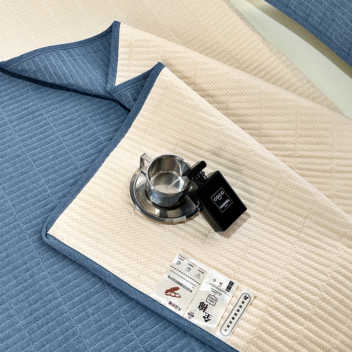 91家纺网 家纺一手货源 找家纺 拾小柒 2025新款纯色全棉色织水洗棉夹棉防滑床盖 牛仔蓝