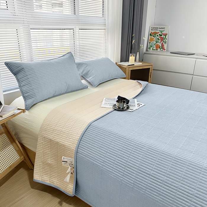 91家纺网 家纺一手货源 找家纺 拾小柒 2025新款纯色全棉色织水洗棉夹棉防滑床盖 浅蓝色