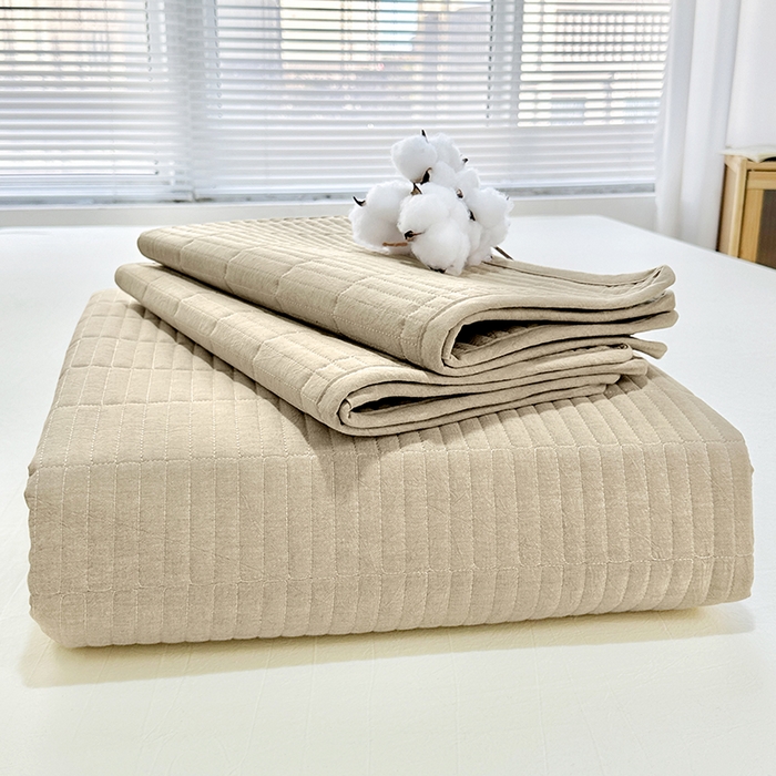 91家纺网 家纺一手货源 找家纺 拾小柒 2025新款纯色全棉色织水洗棉夹棉防滑床盖 卡其色