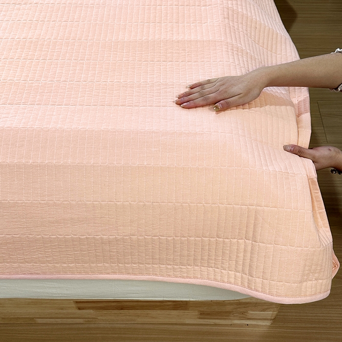 91家纺网 家纺一手货源 找家纺 拾小柒 2025新款纯色全棉色织水洗棉夹棉防滑床盖 粉玉色