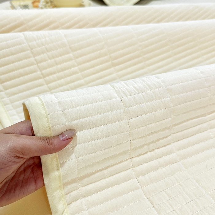 91家纺网 家纺一手货源 找家纺 （总）拾小柒 2025新款纯色全棉色织水洗棉夹棉防滑床盖