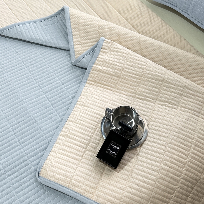 91家纺网 家纺一手货源 找家纺 拾小柒 2025新款纯色全棉色织水洗棉夹棉防滑床盖 浅蓝色