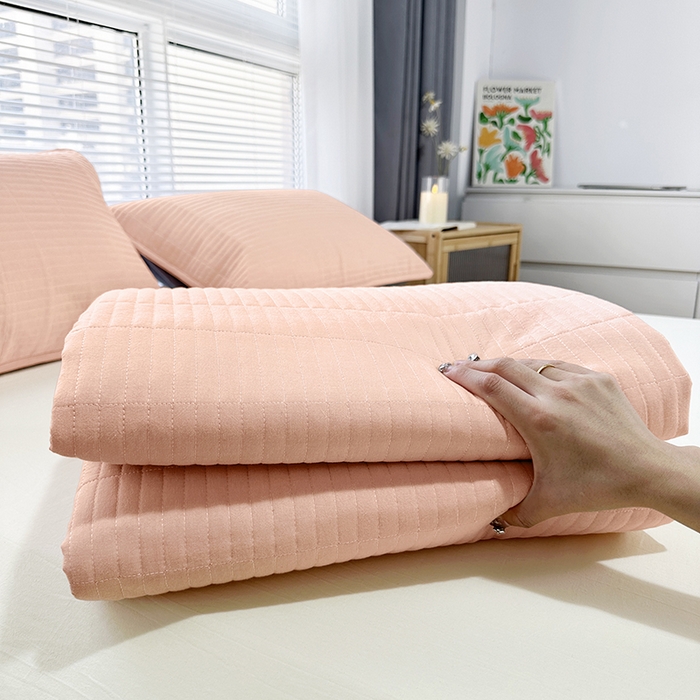91家纺网 家纺一手货源 找家纺 拾小柒 2025新款纯色全棉色织水洗棉夹棉防滑床盖 粉玉色