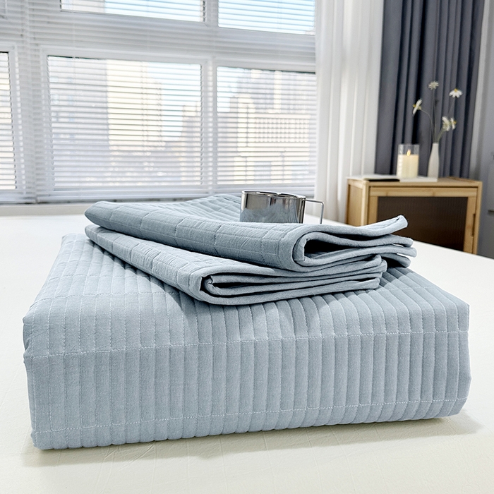 91家纺网 家纺一手货源 找家纺 拾小柒 2025新款纯色全棉色织水洗棉夹棉防滑床盖 浅蓝色