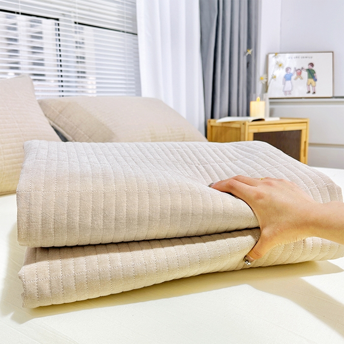 91家纺网 家纺一手货源 找家纺 拾小柒 2025新款纯色全棉色织水洗棉夹棉防滑床盖 卡其色