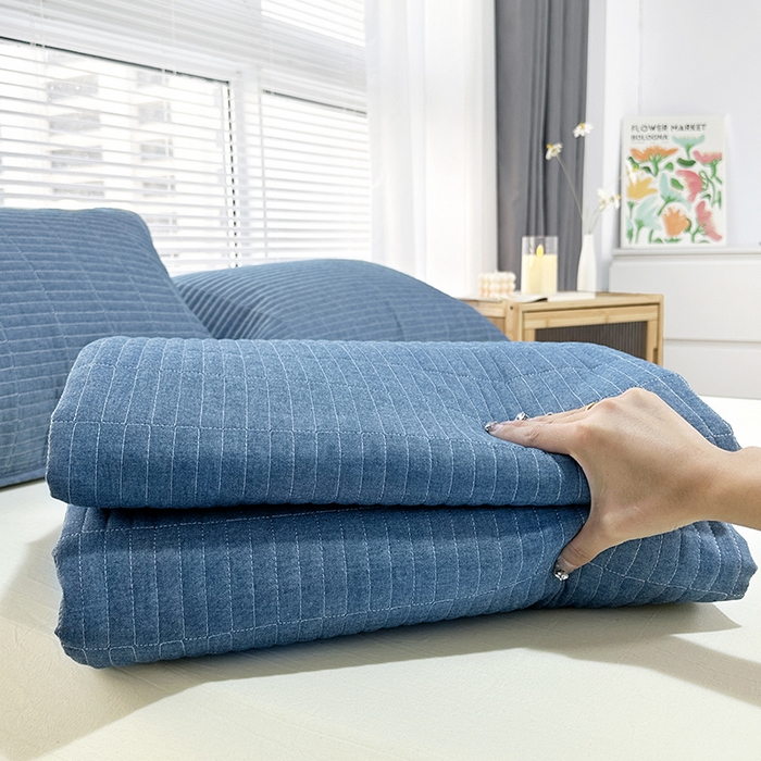 91家纺网 家纺一手货源 找家纺 拾小柒 2025新款纯色全棉色织水洗棉夹棉防滑床盖 牛仔蓝