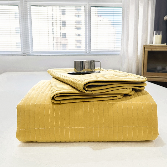 91家纺网 家纺一手货源 找家纺 拾小柒 2025新款纯色全棉色织水洗棉夹棉防滑床盖 姜黄色