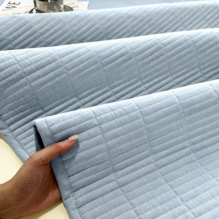 91家纺网 家纺一手货源 找家纺 拾小柒 2025新款纯色全棉色织水洗棉夹棉防滑床盖 浅蓝色