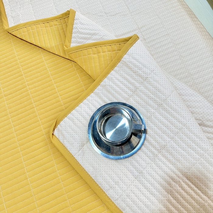 91家纺网 家纺一手货源 找家纺 拾小柒 2025新款纯色全棉色织水洗棉夹棉防滑床盖 姜黄色