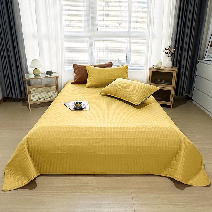91家纺网 家纺一手货源 找家纺 拾小柒 2025新款纯色全棉色织水洗棉夹棉防滑床盖 姜黄色