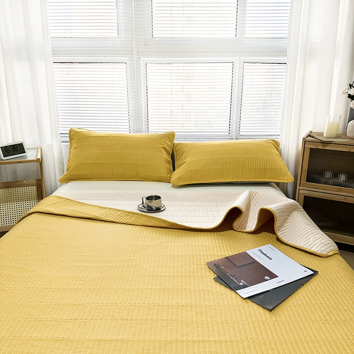 91家纺网 家纺一手货源 找家纺 拾小柒 2025新款纯色全棉色织水洗棉夹棉防滑床盖 姜黄色