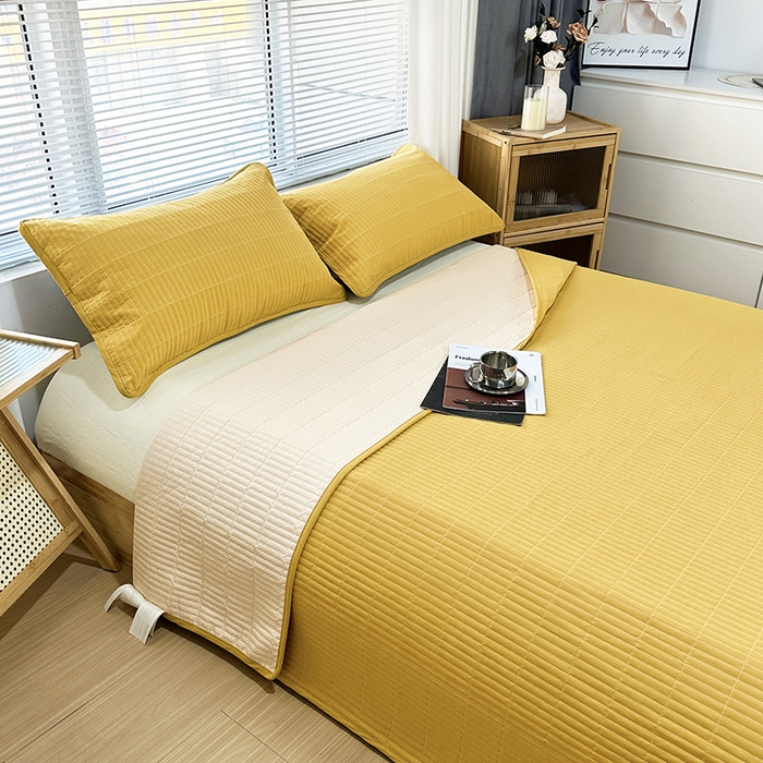 91家纺网 家纺一手货源 找家纺 拾小柒 2025新款纯色全棉色织水洗棉夹棉防滑床盖 姜黄色